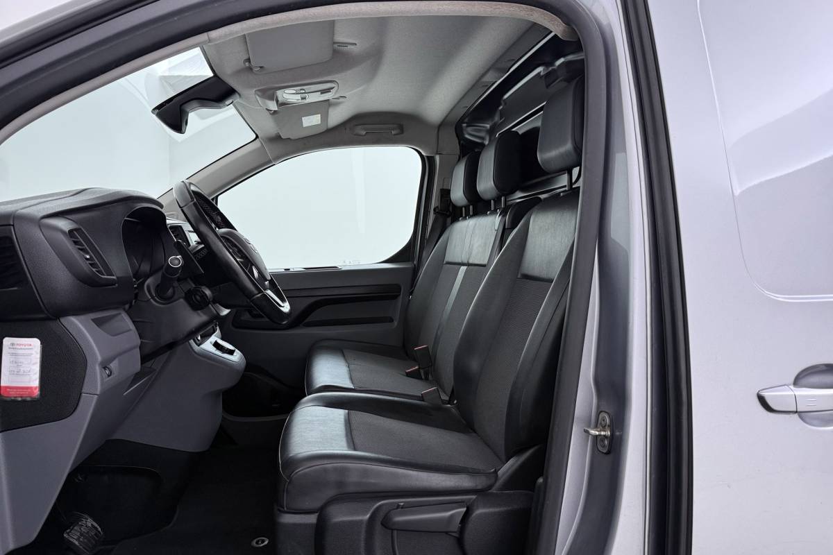 Toyota ProAce Toyota PROACE Worker 2.0 D-4D Professional Long | Trekhaak | L3 | Betimmering | Climate Control | Camera | AUTOMAAT |