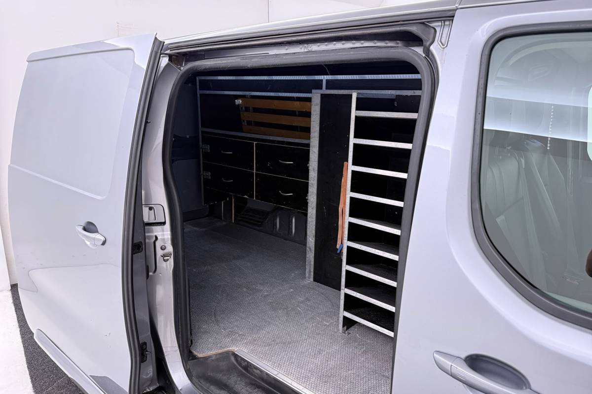 Toyota ProAce Toyota PROACE Worker 2.0 D-4D Professional Long | Trekhaak | L3 | Betimmering | Climate Control | Camera | AUTOMAAT |