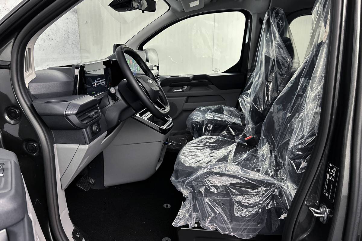 Ford E-Transit Custom Ford E-Transit Custom 340 L2 Limited 71 kWh | Dubbel cabine | 2x schuifdeur | Driver assist pack premium