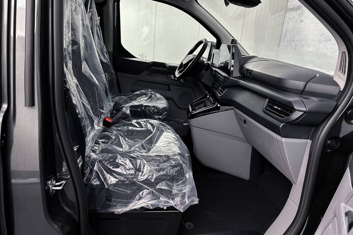 Ford E-Transit Custom Ford E-Transit Custom 340 L2 Limited 71 kWh | Dubbel cabine | 2x schuifdeur | Driver assist pack premium