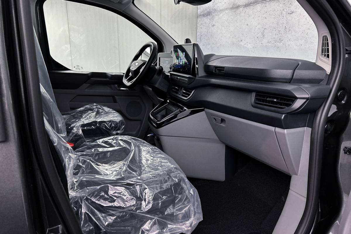 Ford E-Transit Custom Ford E-Transit Custom 340 L2 Limited 71 kWh | Dubbel cabine | 2x schuifdeur | Driver assist pack premium