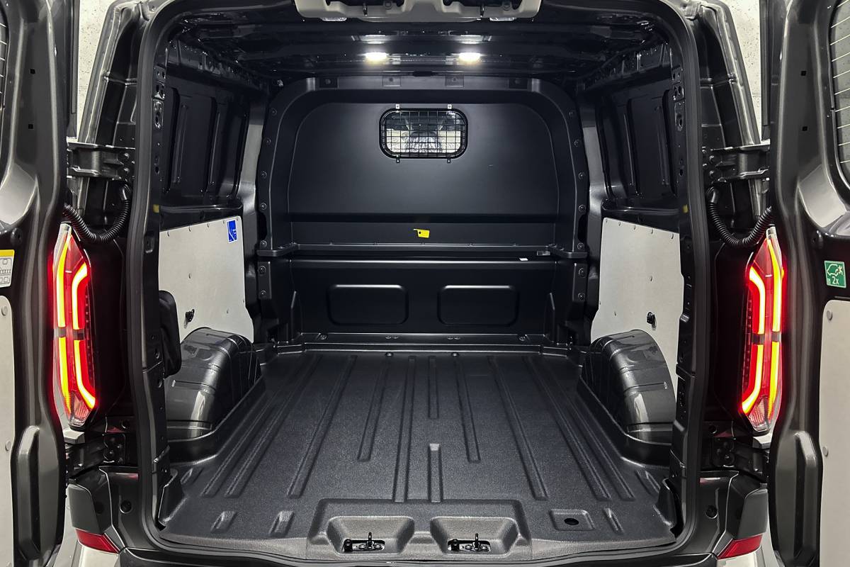 Ford E-Transit Custom Ford E-Transit Custom 340 L2 Limited 71 kWh | Dubbel cabine | 2x schuifdeur | Driver assist pack premium