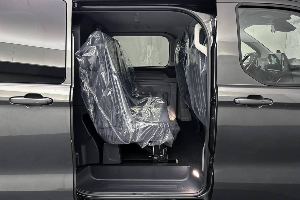 Ford E-Transit Custom Ford E-Transit Custom 340 L2 Limited 71 kWh | Dubbel cabine | 2x schuifdeur | Driver assist pack premium