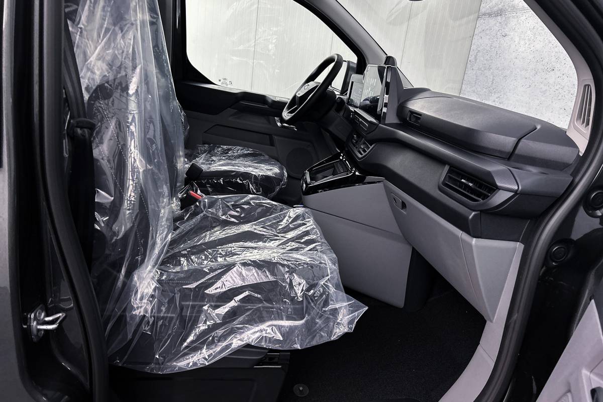 Ford E-Transit Custom Ford E-Transit Custom 340 L2 Limited 71 kWh | Dubbel cabine | 2x schuifdeur | Driver assist pack premium