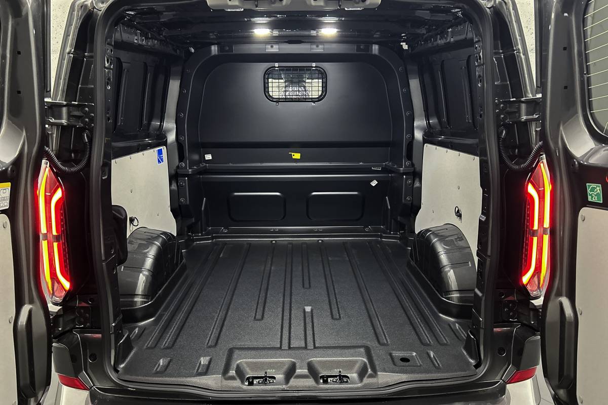 Ford E-Transit Custom Ford E-Transit Custom 340 L2 Limited 71 kWh | Dubbel cabine | 2x schuifdeur | Driver assist pack premium