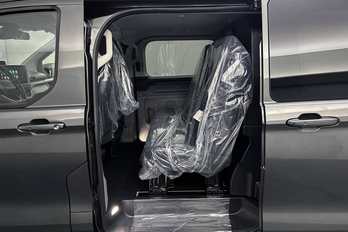 Ford E-Transit Custom Ford E-Transit Custom 340 L2 Limited 71 kWh | Dubbel cabine | 2x schuifdeur | Driver assist pack premium