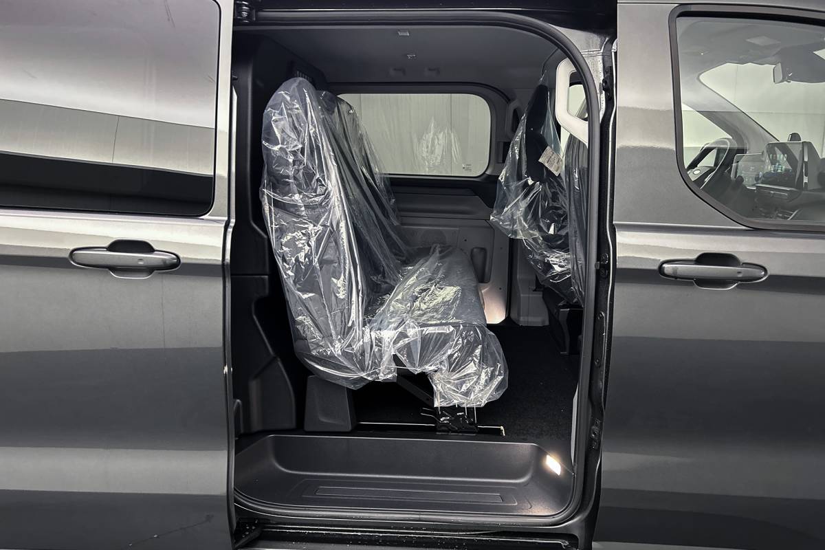 Ford E-Transit Custom Ford E-Transit Custom 340 L2 Limited 71 kWh | Dubbel cabine | 2x schuifdeur | Driver assist pack premium
