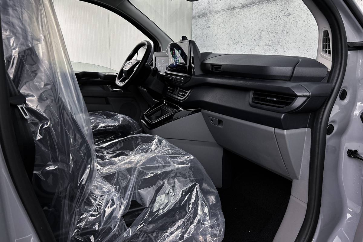 Ford E-Transit Custom Ford E-Transit Custom 340 L2 Limited 71 kWh | Dubbel cabine | 2x schuifdeur | Driver assist pack premium