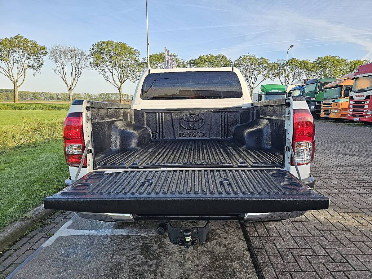 Toyota Hilux TOYOTA HI-LUX 2.4 EU netto exportprijs 19950,00 ac automaat EURO6 trekhaak bluetooth achterbank wordt bijgeleverd