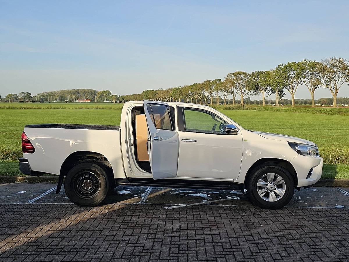 Toyota Hilux TOYOTA HI-LUX 2.4 EU netto exportprijs 19950,00 ac automaat EURO6 trekhaak bluetooth achterbank wordt bijgeleverd