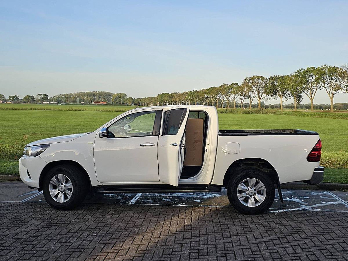 Toyota Hilux TOYOTA HI-LUX 2.4 EU netto exportprijs 19950,00 ac automaat EURO6 trekhaak bluetooth achterbank wordt bijgeleverd