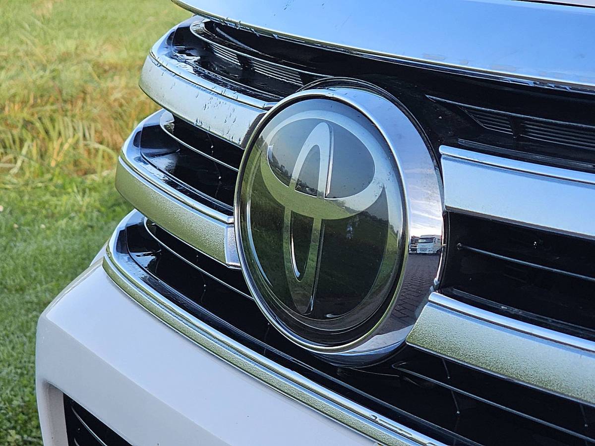 Toyota Hilux TOYOTA HI-LUX 2.4 EU netto exportprijs 19950,00 ac automaat EURO6 trekhaak bluetooth achterbank wordt bijgeleverd