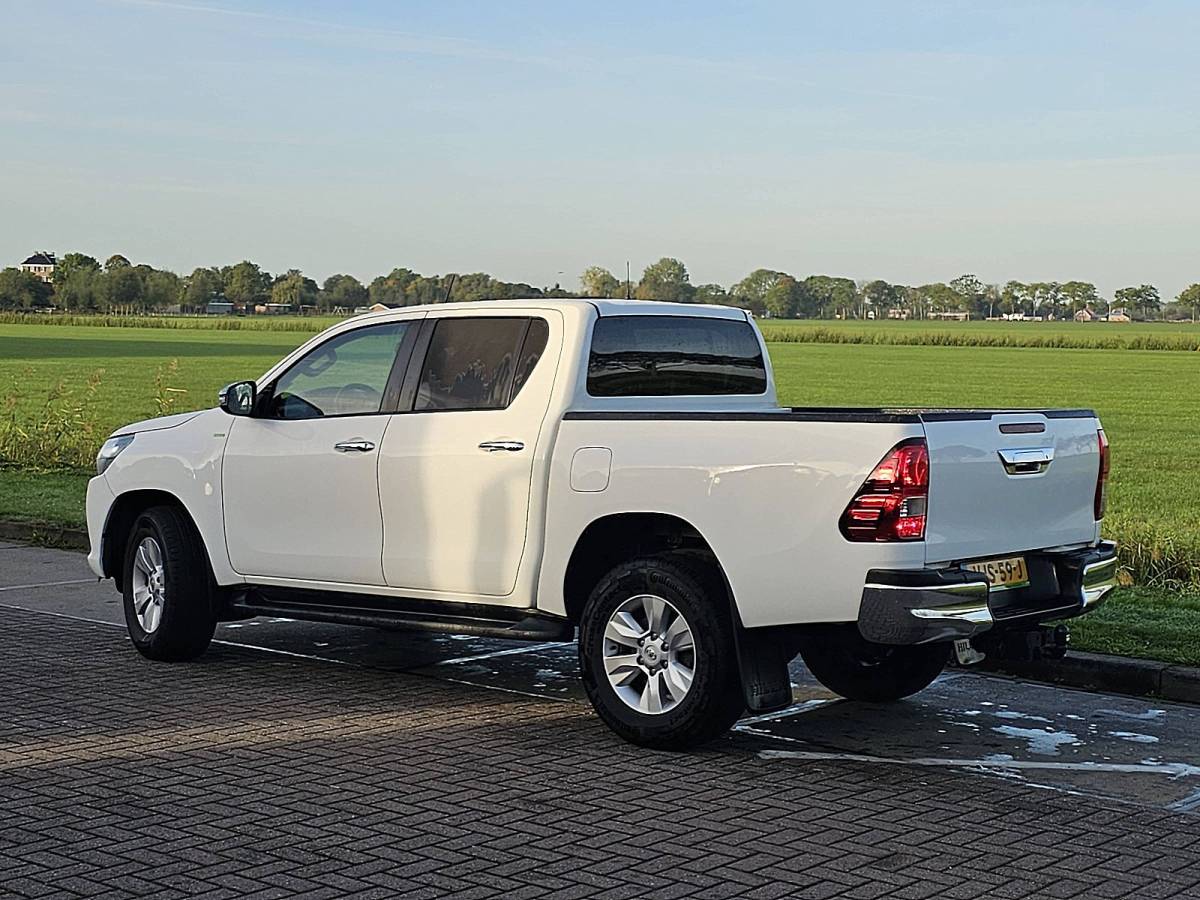 Toyota Hilux TOYOTA HI-LUX 2.4 EU netto exportprijs 19950,00 ac automaat EURO6 trekhaak bluetooth achterbank wordt bijgeleverd