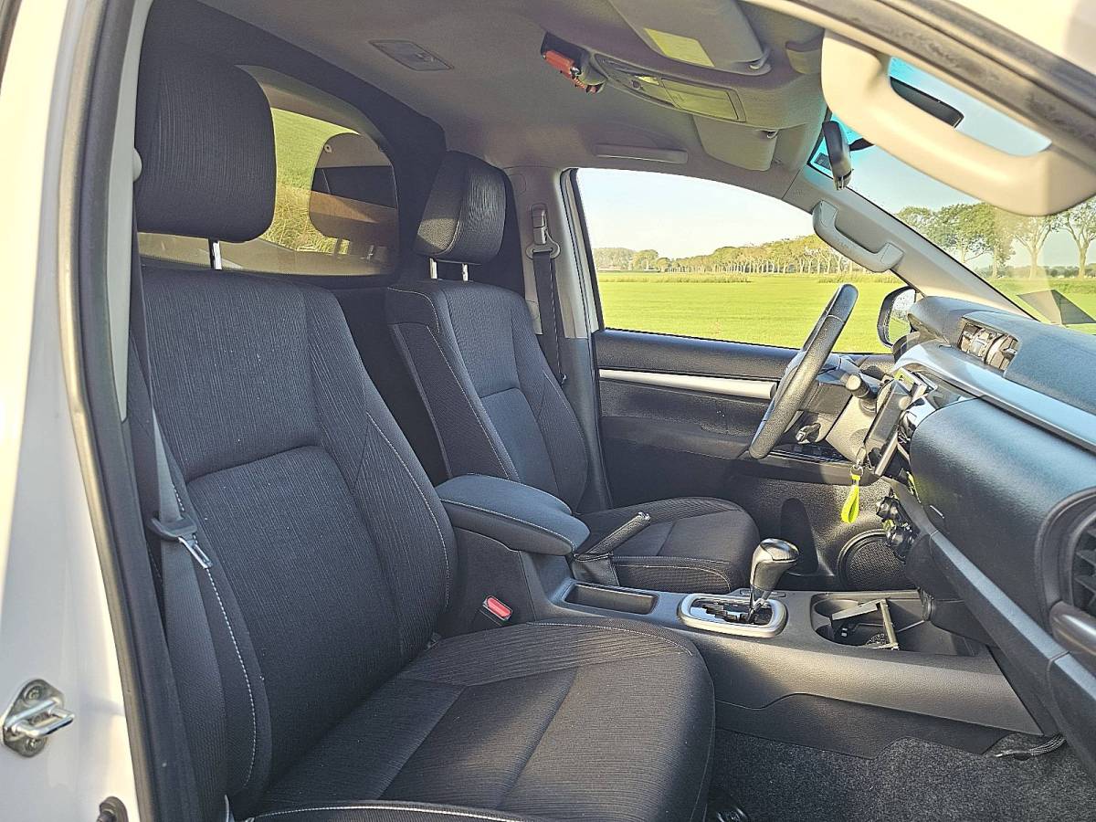Toyota Hilux TOYOTA HI-LUX 2.4 EU netto exportprijs 19950,00 ac automaat EURO6 trekhaak bluetooth achterbank wordt bijgeleverd
