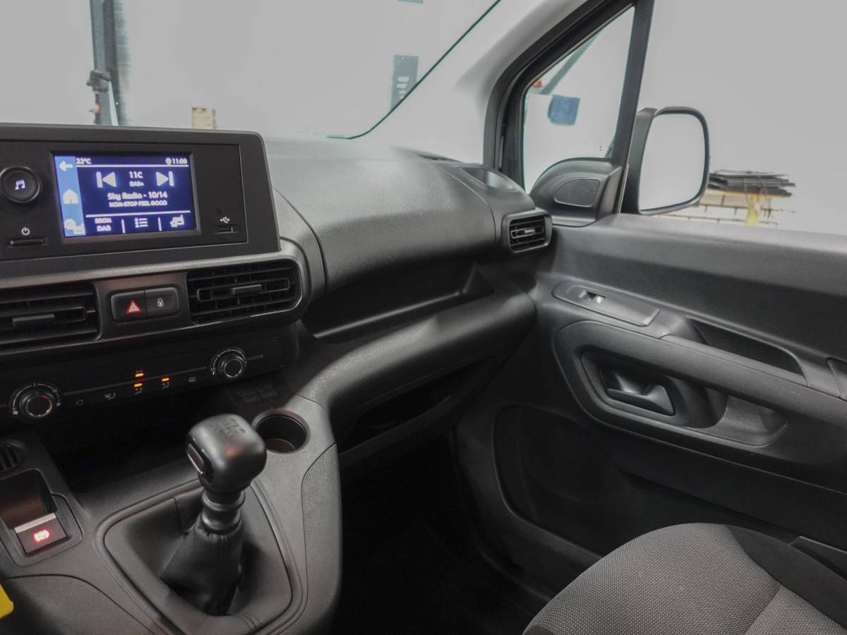 Peugeot Partner Peugeot Partner 1.5 BlueHDi 100pk L2 Airco Cruise control Trekhaak Parkeersensoren Bluetooth