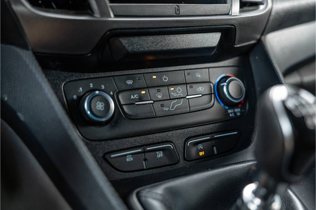 Ford Transit Connect Ford Transit Connect 1.5 EcoBlue L2 | Raptor edition | L+R Schuifdeur | CarPlay | Camera | Navigatie | Airco | 3-Zitter | PDC | Nieuwe APK