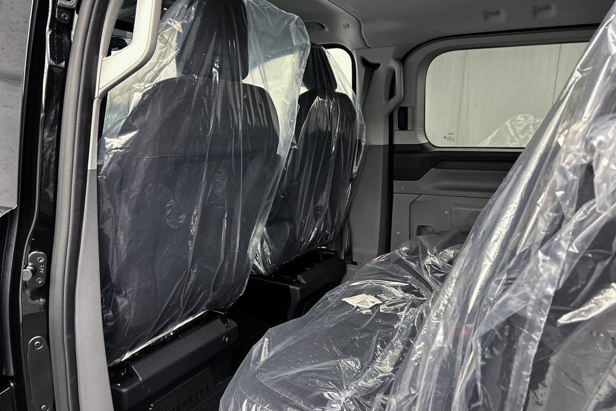 Ford E-Transit Custom Ford E-Transit Custom 340 L2 Limited 71 kWh | Dubbel cabine | 2x schuifdeur | Driver assist pack premium