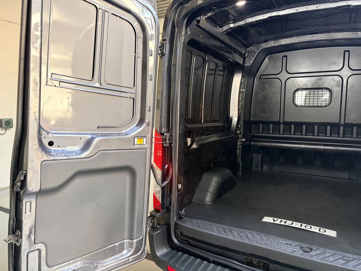 Ford Transit Ford Transit Dubbel Cabine 350 2.0 TDCI 170PK euro6 L3H2 Trend RWD, 6Persoons, Airco, Trekhaak 2800KG, Metallic lak, Nieuwe APK