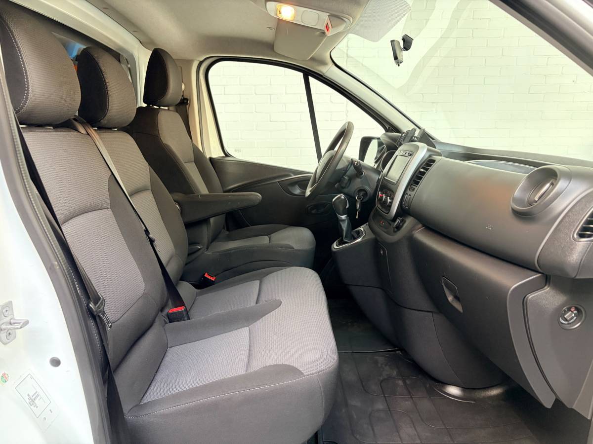 Renault Trafic Renault Trafic Automaat 2.0 dCi 145pk euro6 T29 L1H1 Comfort, 3Persoons, Sortimo kasten Imperiaal Trekhaak Omvormer RIJKLAARPRIJS