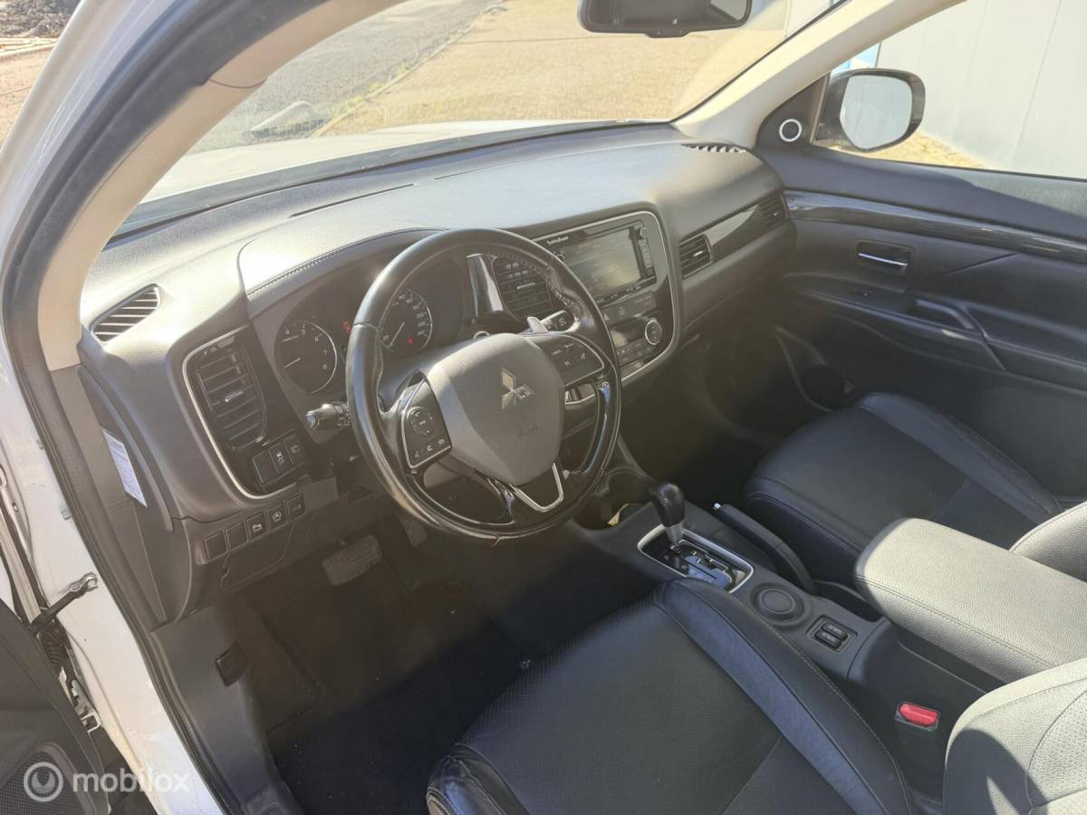 Mitsubishi Outlander Mitsubishi Outlander 2.0 Instyle |leer| 7 persoons|trekhaak