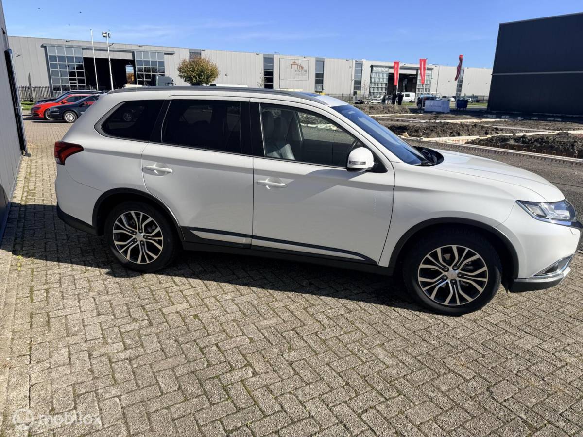 Mitsubishi Outlander Mitsubishi Outlander 2.0 Instyle |leer| 7 persoons|trekhaak