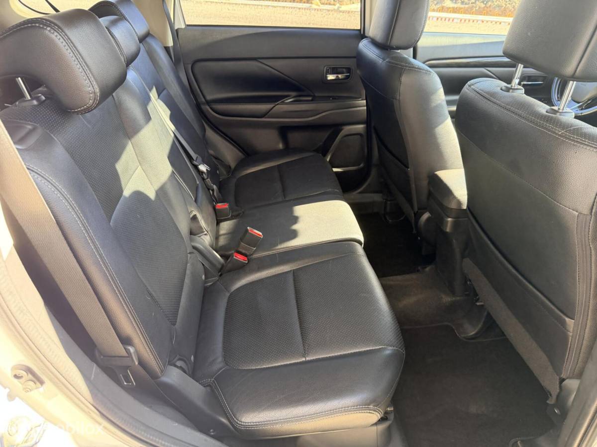 Mitsubishi Outlander Mitsubishi Outlander 2.0 Instyle |leer| 7 persoons|trekhaak