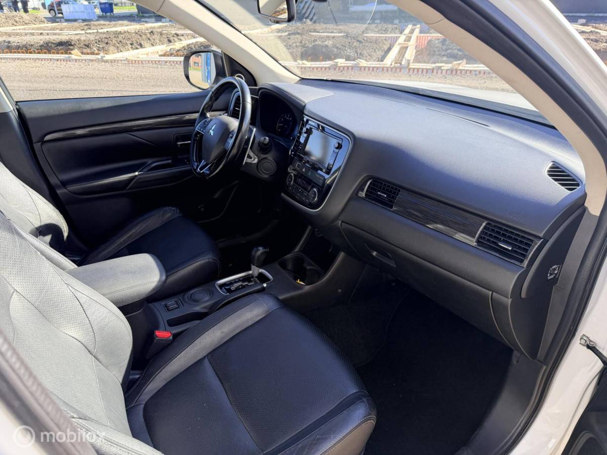 Mitsubishi Outlander Mitsubishi Outlander 2.0 Instyle |leer| 7 persoons|trekhaak