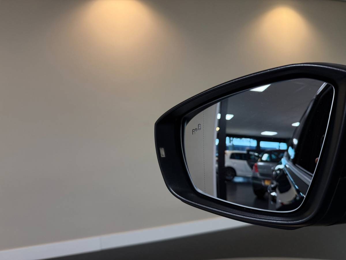 Volkswagen T-Cross Volkswagen T-Cross 1.0 TSI United *Dealer OH* Stoelverw.|Sfeerverlichting|Virtual|BlindSP|Carplay|All-seasons|Camera|Adapt.Cruise|