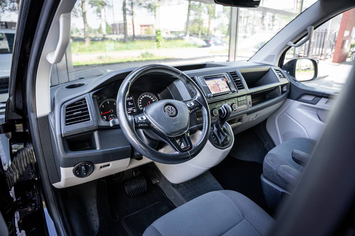 Volkswagen Transporter Volkswagen Transporter 2.0 TDI 150pk L2 DC | DSG | Trekhaak | PDC | Navigatie | Cruise | 18 LMV