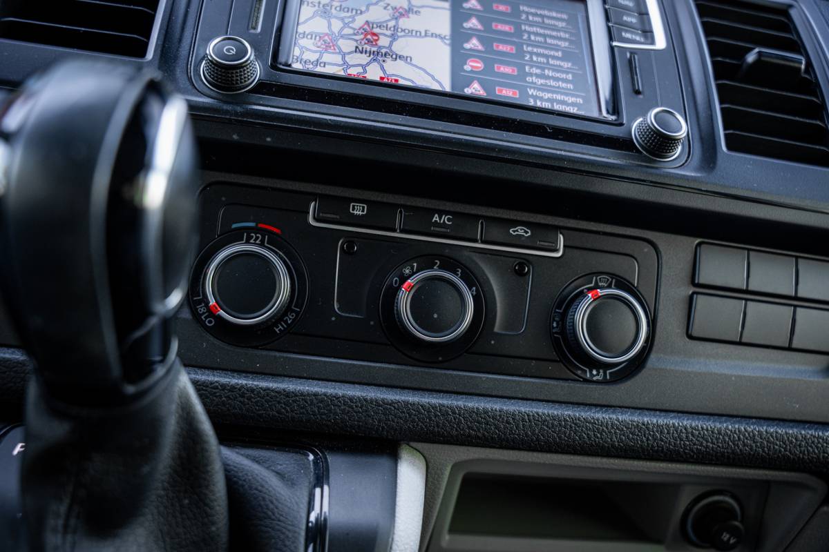 Volkswagen Transporter Volkswagen Transporter 2.0 TDI 150pk L2 DC | DSG | Trekhaak | PDC | Navigatie | Cruise | 18 LMV