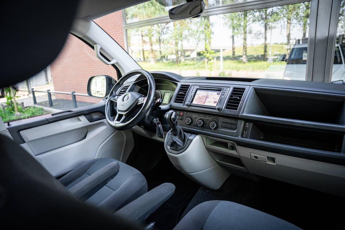 Volkswagen Transporter Volkswagen Transporter 2.0 TDI 150pk L2 DC | DSG | Trekhaak | PDC | Navigatie | Cruise | 18 LMV