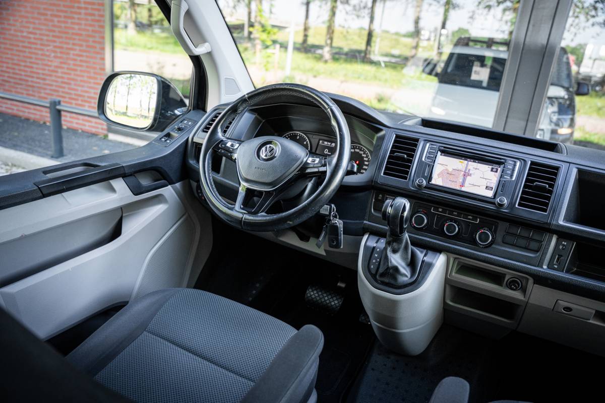 Volkswagen Transporter Volkswagen Transporter 2.0 TDI 150pk L2 DC | DSG | Trekhaak | PDC | Navigatie | Cruise | 18 LMV