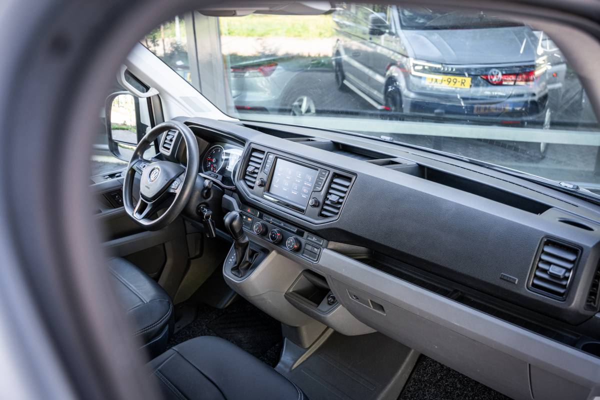 Volkswagen Crafter Volkswagen Crafter 30 2.0 TDI 177pk L2H1 | 3000kg trekgewicht | Aut. | Navi | LED | PDC | Euro6 |