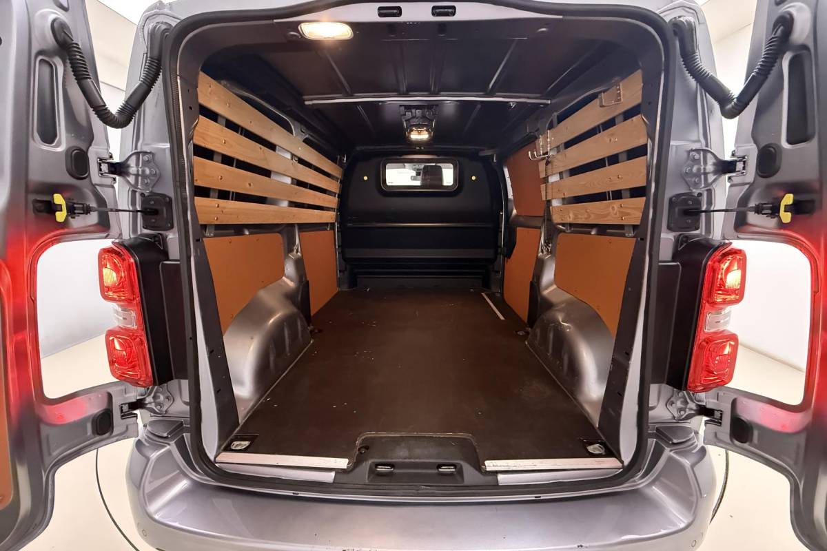 Peugeot Expert Peugeot Expert 2.0 BlueHDI 180pk Automaat Standard Asphalt | Navigatie | Achteruitrijcamera | Climate control | Cruise control | Parkeersensoren | Laadruimte betimmerd | Xenon