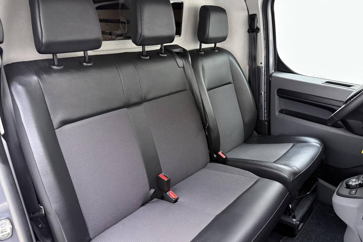 Peugeot Expert Peugeot Expert 2.0 BlueHDI 180pk Automaat Standard Asphalt | Navigatie | Achteruitrijcamera | Climate control | Cruise control | Parkeersensoren | Laadruimte betimmerd | Xenon