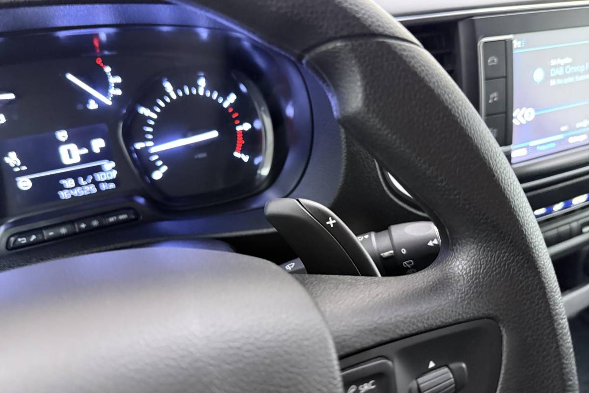 Peugeot Expert Peugeot Expert 2.0 BlueHDI 180pk Automaat Standard Asphalt | Navigatie | Achteruitrijcamera | Climate control | Cruise control | Parkeersensoren | Laadruimte betimmerd | Xenon