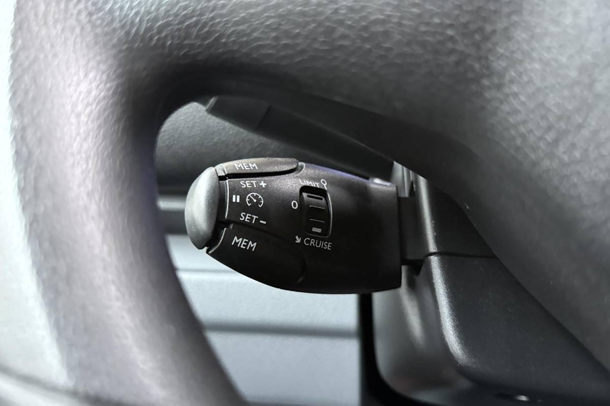 Peugeot Expert Peugeot Expert 2.0 BlueHDI 180pk Automaat Standard Asphalt | Navigatie | Achteruitrijcamera | Climate control | Cruise control | Parkeersensoren | Laadruimte betimmerd | Xenon