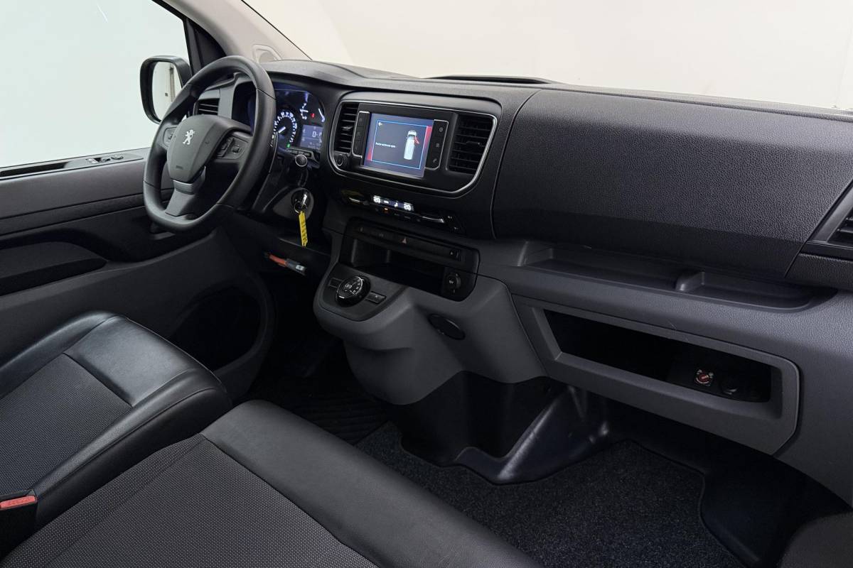 Peugeot Expert Peugeot Expert 2.0 BlueHDI 180pk Automaat Standard Asphalt | Navigatie | Achteruitrijcamera | Climate control | Cruise control | Parkeersensoren | Laadruimte betimmerd | Xenon