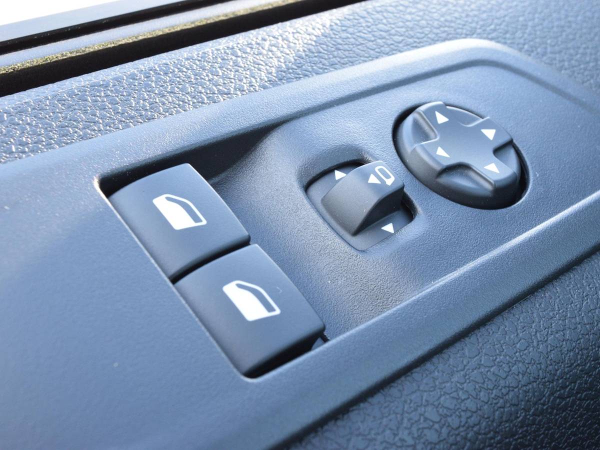 Peugeot e-Expert Peugeot e-Expert EV L2 75 kWh Surround NAV pakket | Geïsoleerde comfort scheidingswand met vaste ruit | Reservewiel | 7.9% financial lease mogelijk
