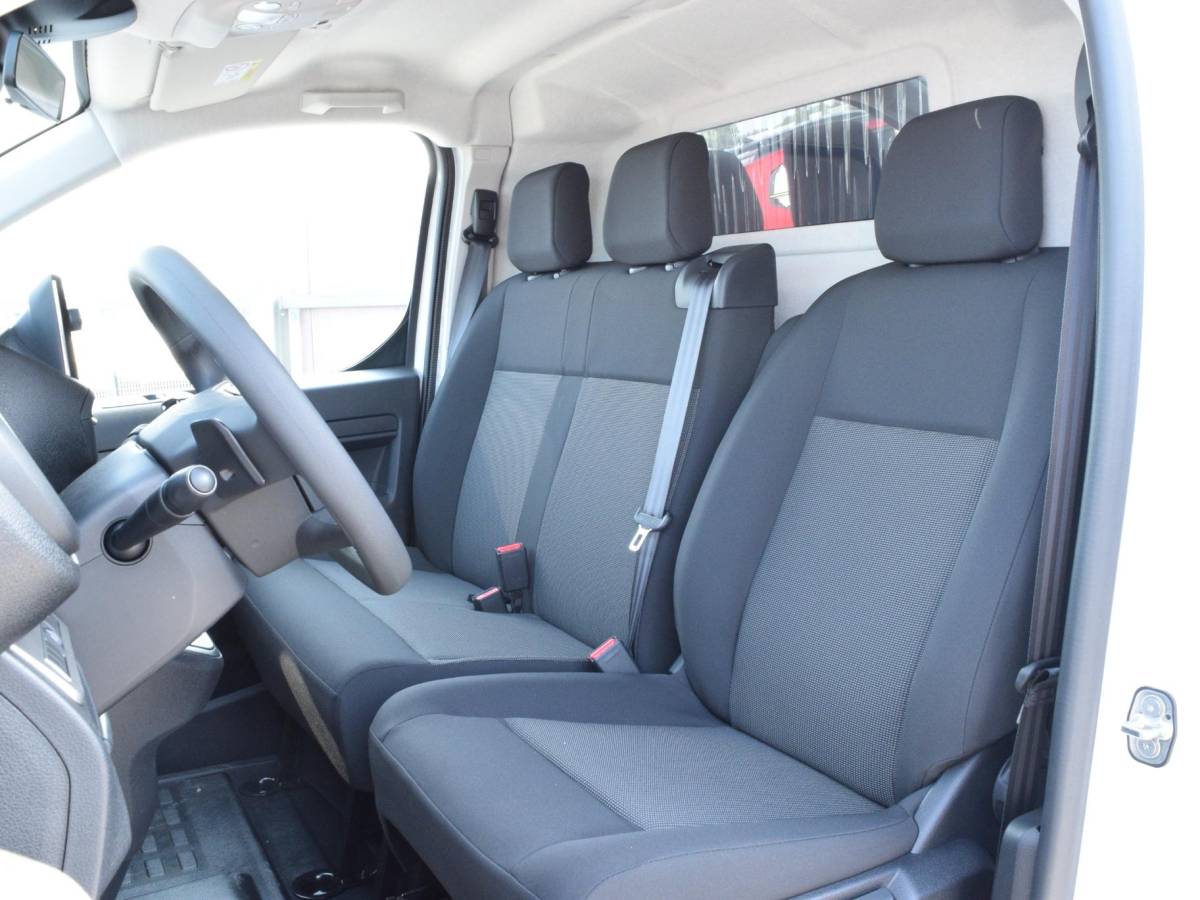 Peugeot e-Expert Peugeot e-Expert EV L2 75 kWh Surround NAV pakket | Geïsoleerde comfort scheidingswand met vaste ruit | Reservewiel | 7.9% financial lease mogelijk