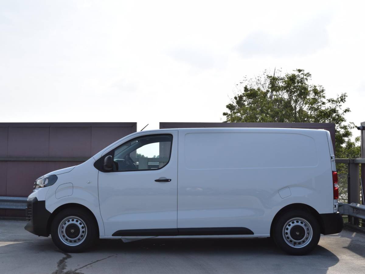 Peugeot e-Expert Peugeot e-Expert EV L2 75 kWh Surround NAV pakket | Geïsoleerde comfort scheidingswand met vaste ruit | Reservewiel | 7.9% financial lease mogelijk