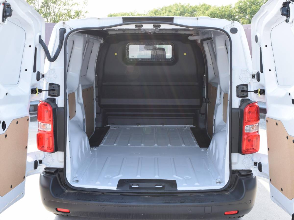 Peugeot e-Expert Peugeot e-Expert EV L2 75 kWh Surround NAV pakket | Geïsoleerde comfort scheidingswand met vaste ruit | Reservewiel | 7.9% financial lease mogelijk
