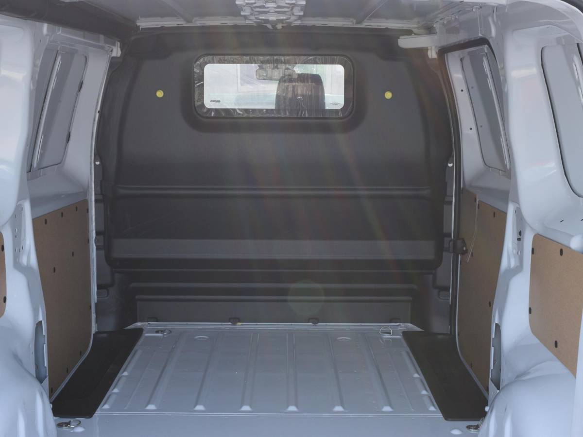 Peugeot e-Expert Peugeot e-Expert EV L2 75 kWh Surround NAV pakket | Geïsoleerde comfort scheidingswand met vaste ruit | Reservewiel | 7.9% financial lease mogelijk