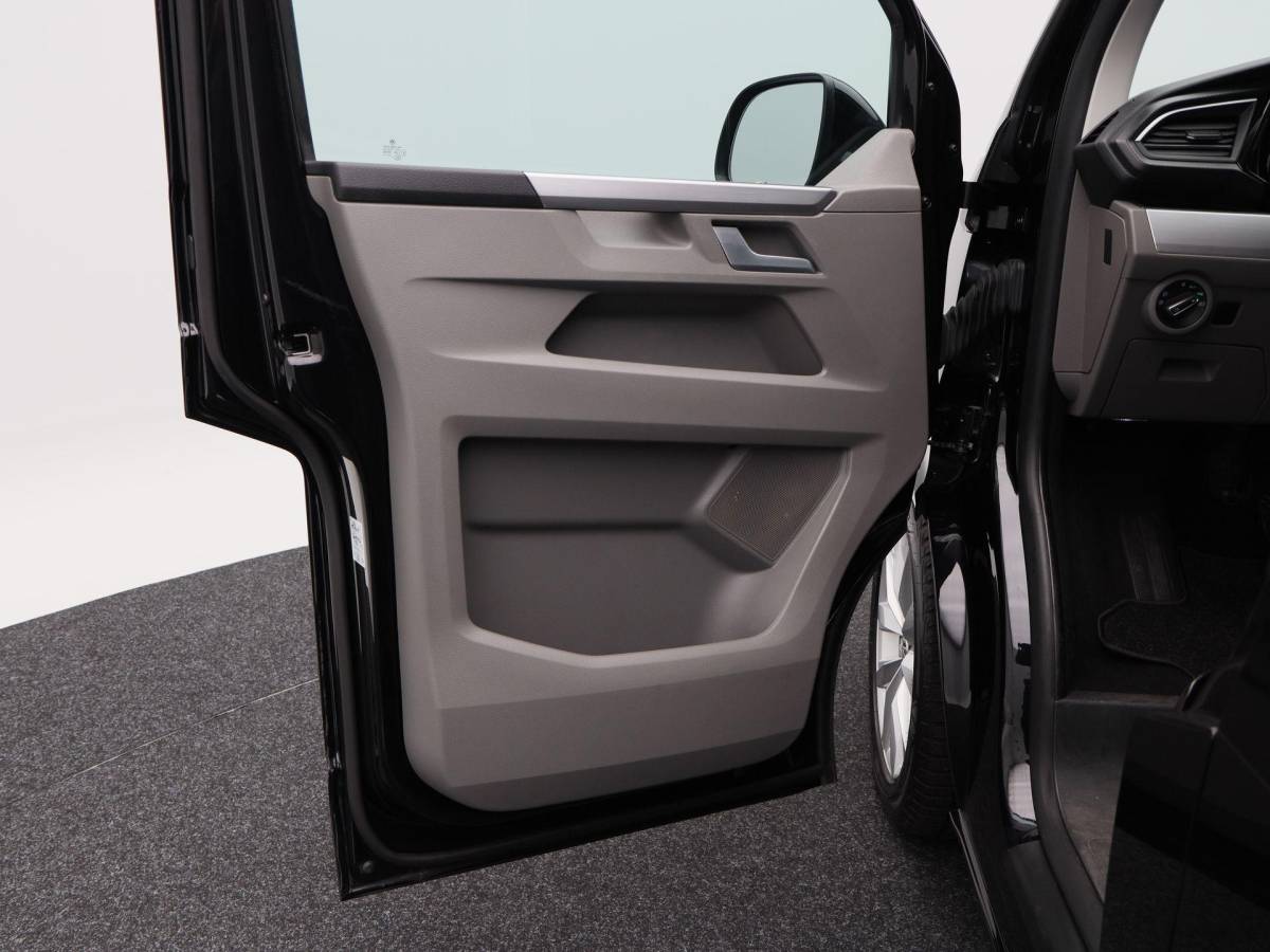 Volkswagen Transporter Volkswagen Transporter 2.0 TDi Automaat L2H1 30 DC Bulli | Adaptieve Cruise | CarPlay | Navigatie | Stoelverwarming | Camera | Trekhaak | 18 Inch | 82.207 Km !!