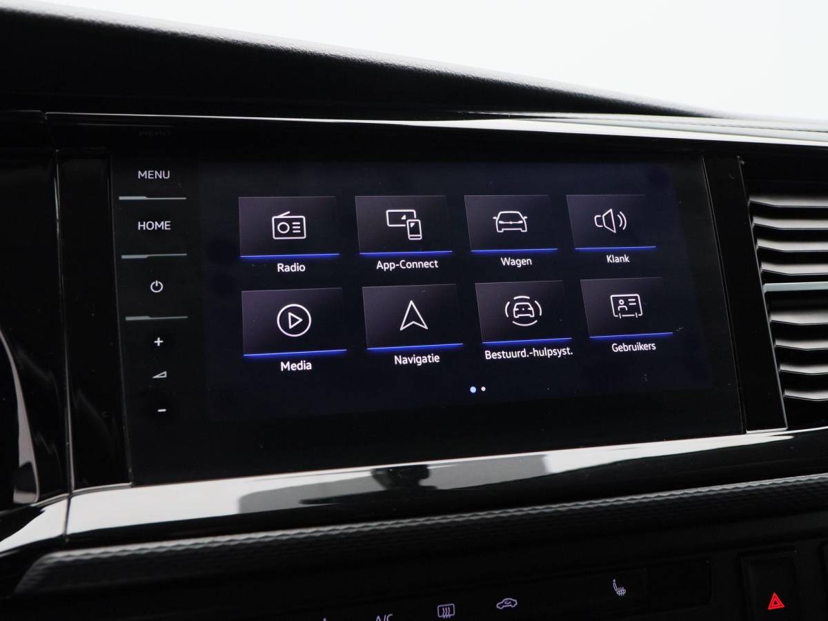Volkswagen Transporter Volkswagen Transporter 2.0 TDi Automaat L2H1 30 DC Bulli | Adaptieve Cruise | CarPlay | Navigatie | Stoelverwarming | Camera | Trekhaak | 18 Inch | 82.207 Km !!