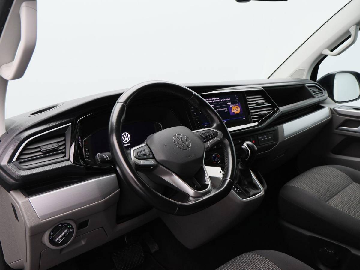 Volkswagen Transporter Volkswagen Transporter 2.0 TDi Automaat L2H1 30 DC Bulli | Adaptieve Cruise | CarPlay | Navigatie | Stoelverwarming | Camera | Trekhaak | 18 Inch | 82.207 Km !!