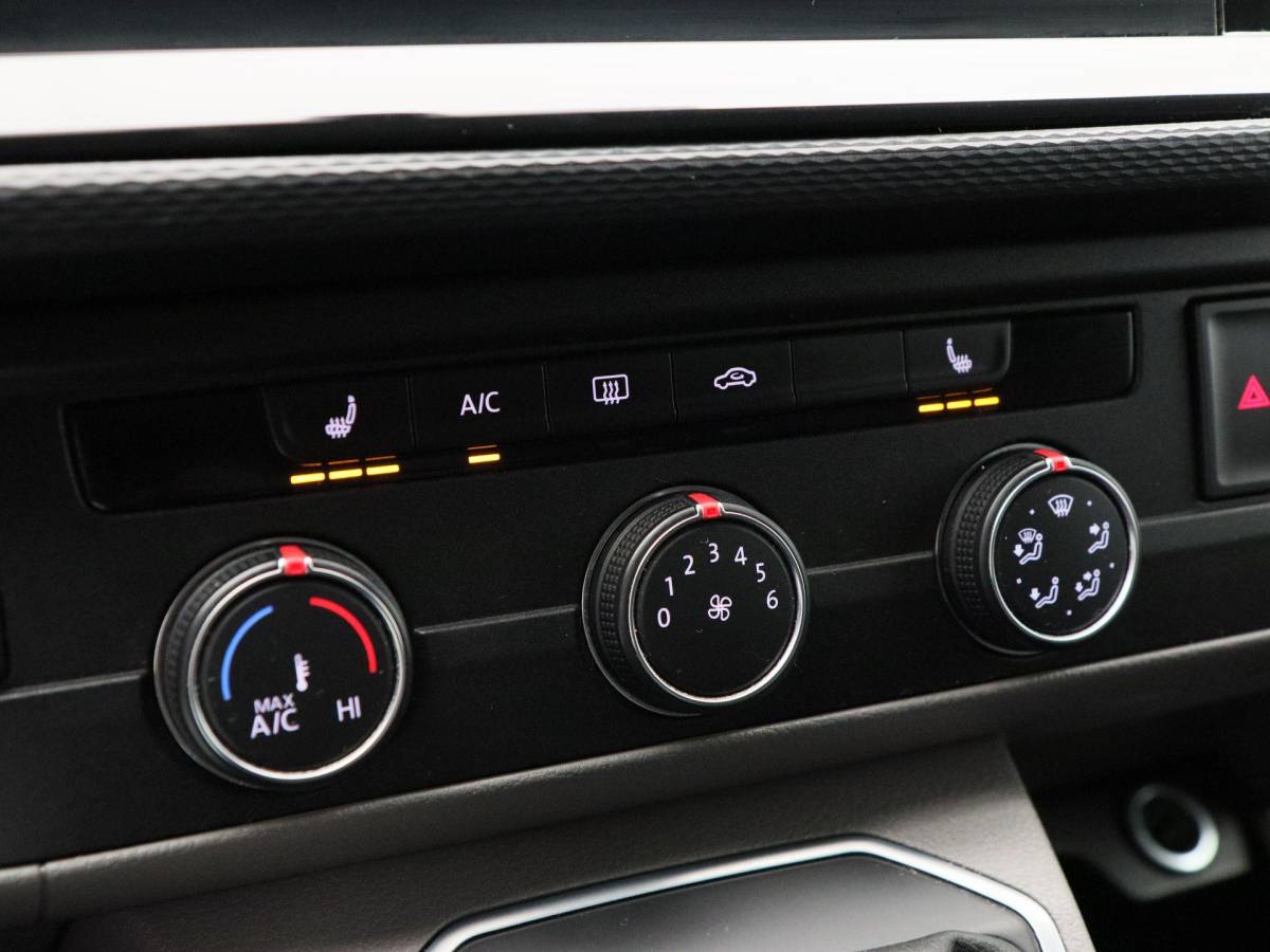 Volkswagen Transporter Volkswagen Transporter 2.0 TDi Automaat L2H1 30 DC Bulli | Adaptieve Cruise | CarPlay | Navigatie | Stoelverwarming | Camera | Trekhaak | 18 Inch | 82.207 Km !!