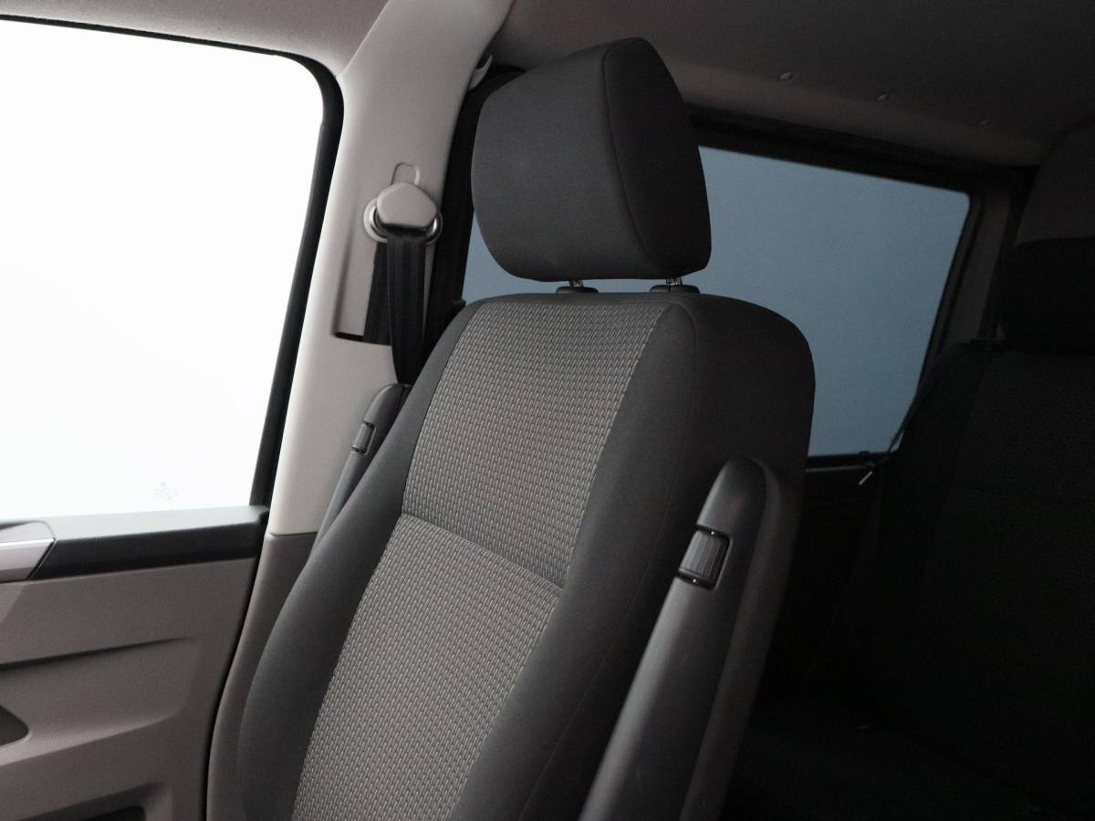 Volkswagen Transporter Volkswagen Transporter 2.0 TDi Automaat L2H1 30 DC Bulli | Adaptieve Cruise | CarPlay | Navigatie | Stoelverwarming | Camera | Trekhaak | 18 Inch | 82.207 Km !!