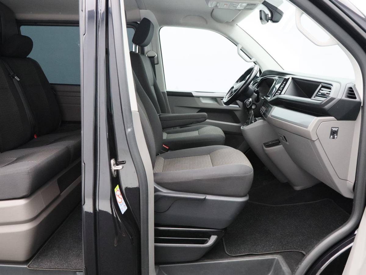 Volkswagen Transporter Volkswagen Transporter 2.0 TDi Automaat L2H1 30 DC Bulli | Adaptieve Cruise | CarPlay | Navigatie | Stoelverwarming | Camera | Trekhaak | 18 Inch | 82.207 Km !!