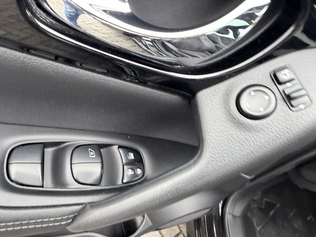 Nissan QASHQAI Nissan Qashqai 1.6 Tekna 17″